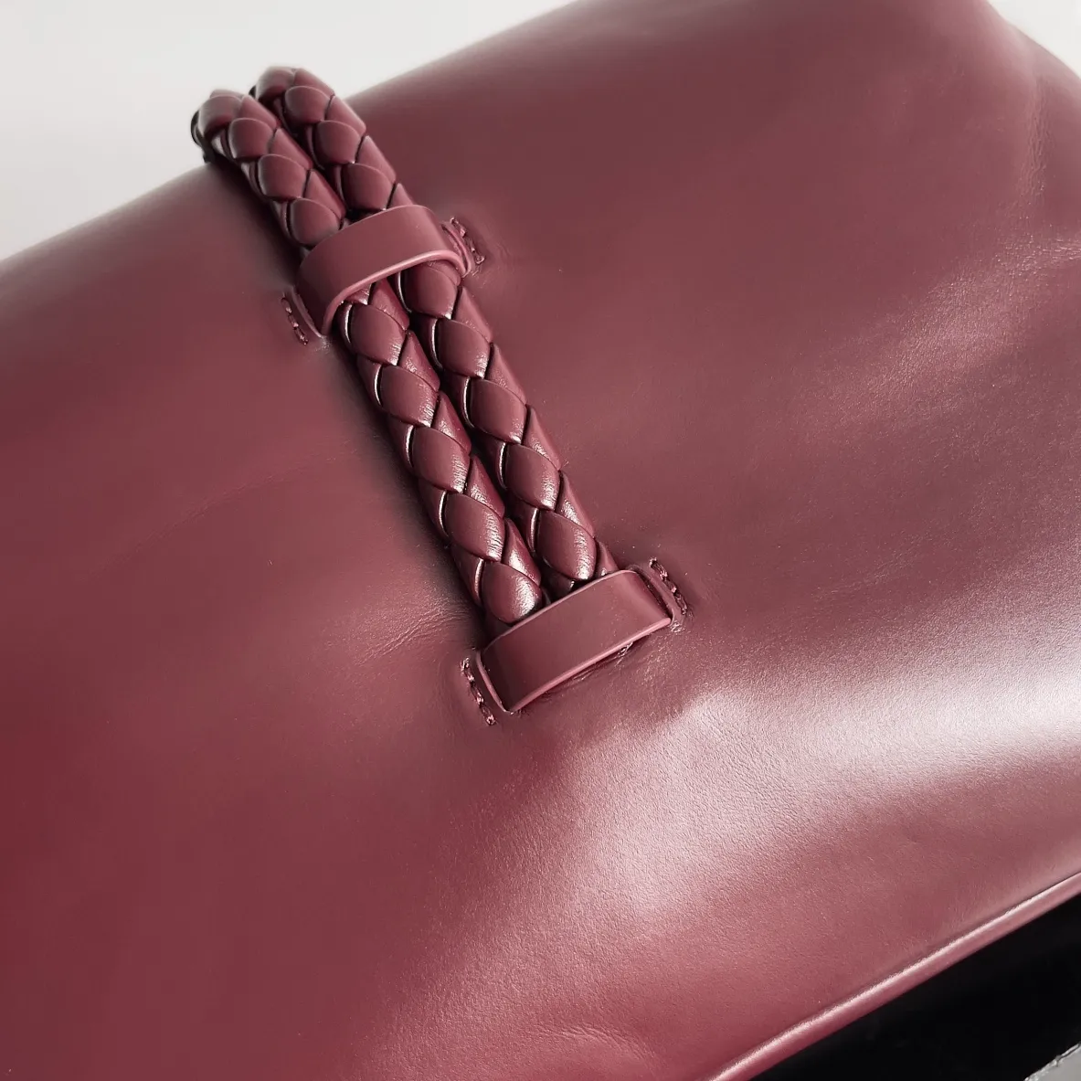 Batch 1520 Inspired by the 1970s, the Bottega Veneta women's logo shoulder bag has a smooth leather surface that brings a clean and handsome feel, just like the neatness and tenacity of a working woman. The front buckle has high-quality hardware pendant body, the overall retro elegance, and the excellent leather feels soft. This Bottega Veneta series can be described as beautiful, weakening the complexity of the outfit, not competing for it, and only using the best quality to interpret itself. Style number: 806030 (small size) Size: 27*16*6cm